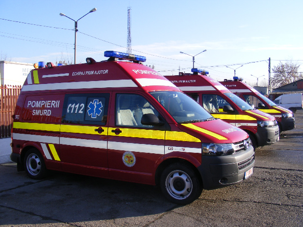 ISU Titu intervine pentru deblocarea unei uși. O persoană cu simptome Covid-19 are nevoie de ajutor ISU Titu intervine pentru deblocarea unei uși. O persoană cu simptome Covid-19 are nevoie de ajutor
